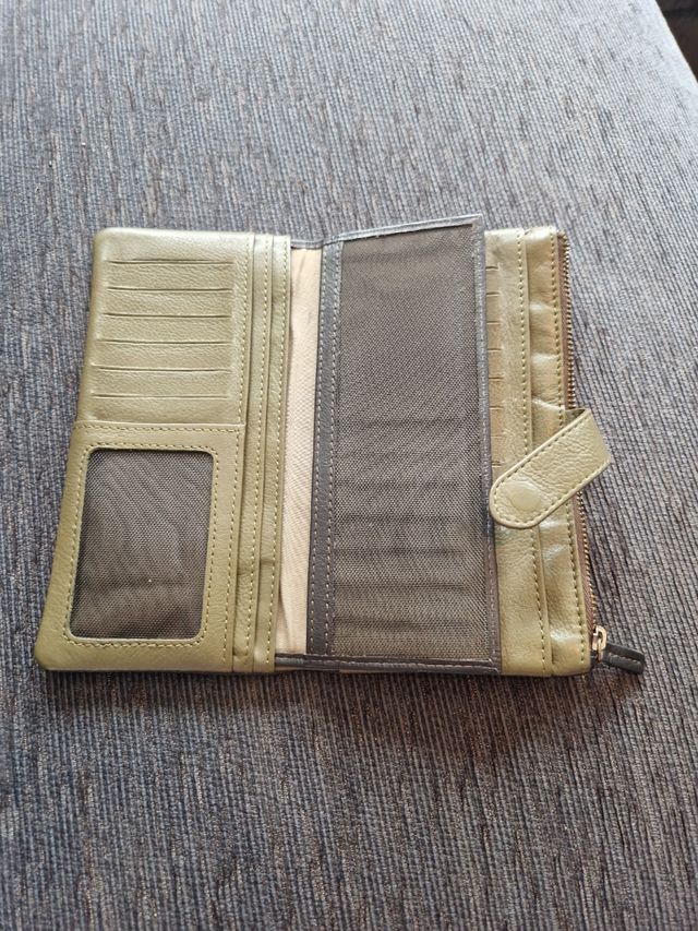 Cartera de pielcolor verde.