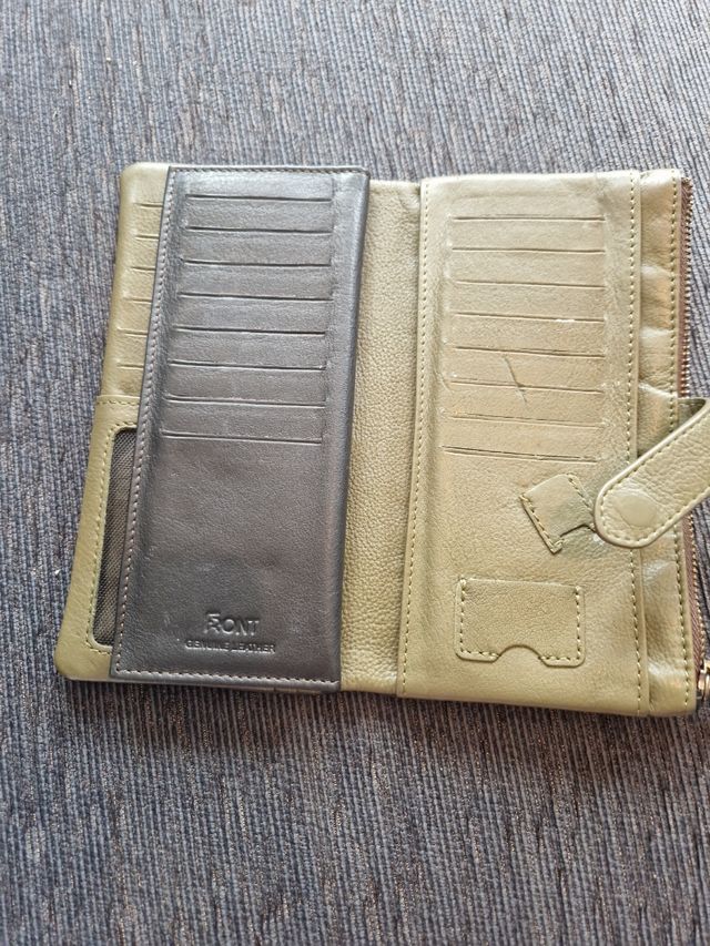 Cartera de pielcolor verde.