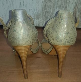 SANDALIA DORADA HOSS INTROPIA