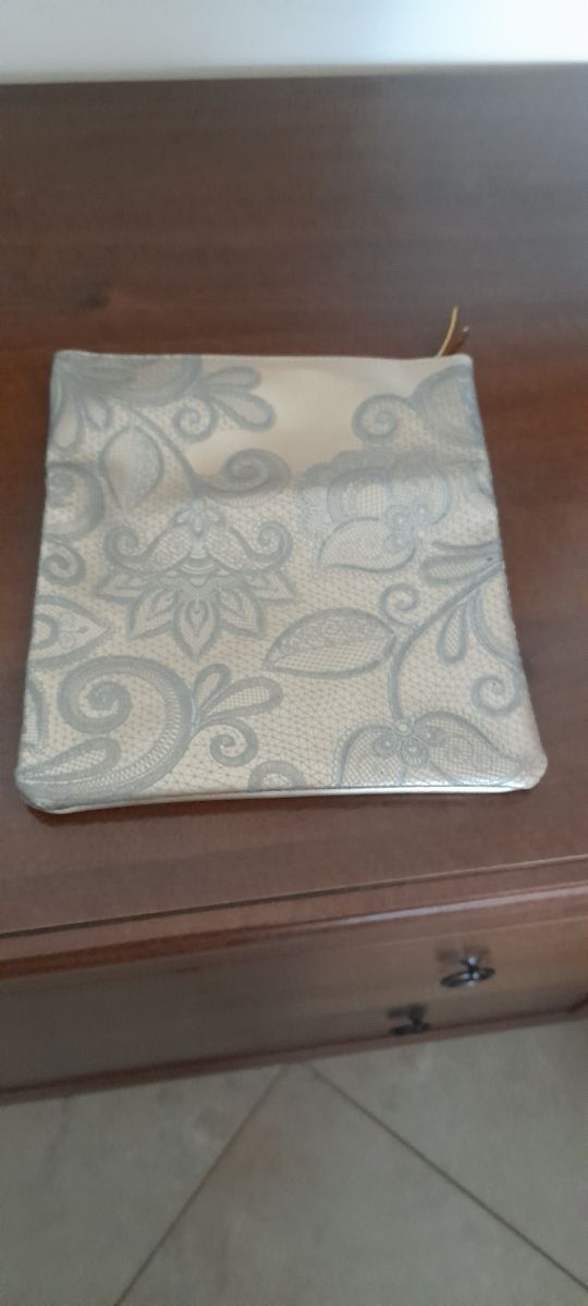 Borsello pochette+specchietto in omaggio