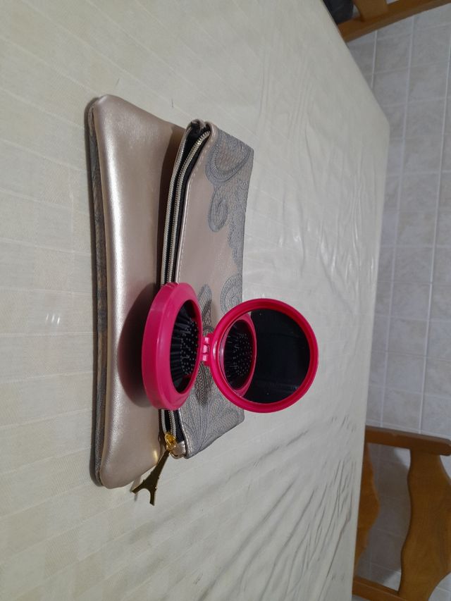 Borsello pochette+specchietto in omaggio