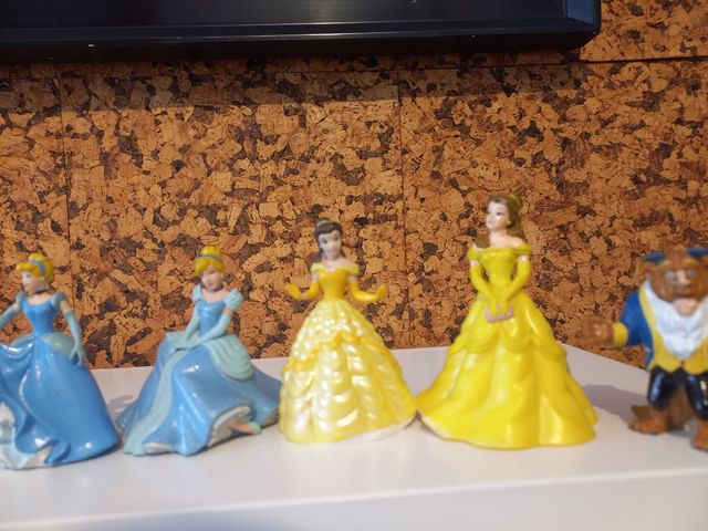 Bonecos Disney, princesas e o monstro