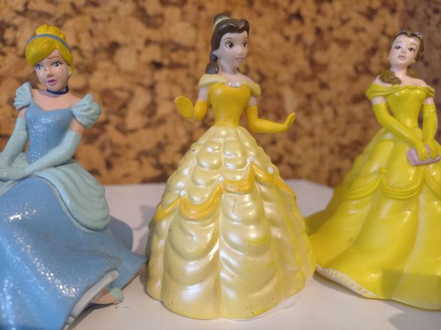 Bonecos Disney, princesas e o monstro