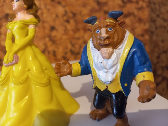 Bonecos Disney, princesas e o monstro