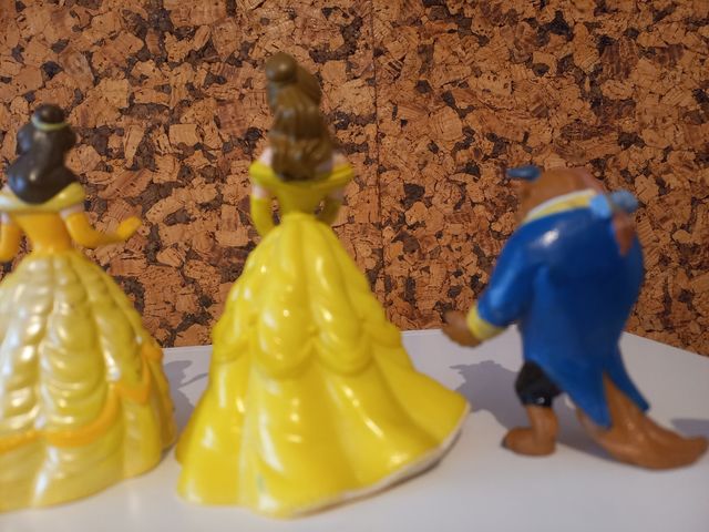 Bonecos Disney, princesas e o monstro