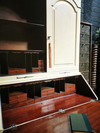 Gran estudio, estantería. inglés.