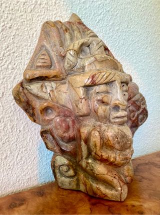 Antigua talla azteca en mármol