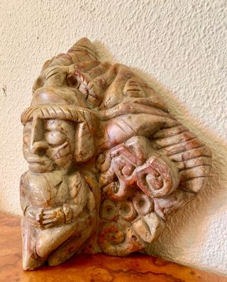 Antigua talla azteca en mármol