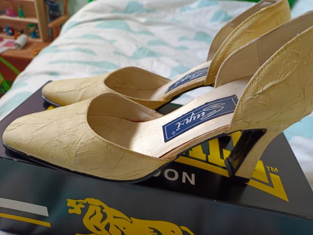 Tacones de seda amarilla/dorada