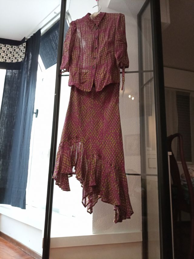 Conjunto estampado con falda asimétricas