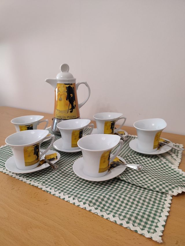 Juego de café ☕ de 6 tazas y con cafetera a juego.
