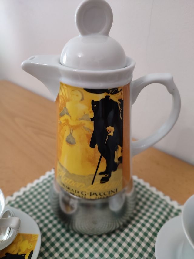 Juego de café ☕ de 6 tazas y con cafetera a juego.