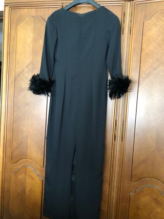 Vestido negro de fiesta largo, corte detrás