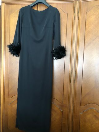 Vestido negro de fiesta largo, corte detrás