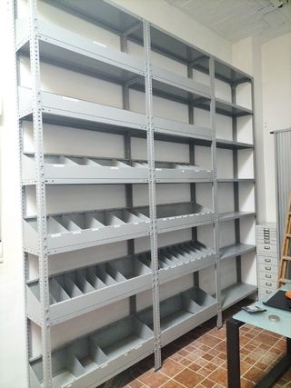 scaffali di magazzino