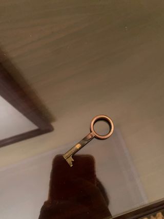 Cómoda de madera maciza con llave antik marron