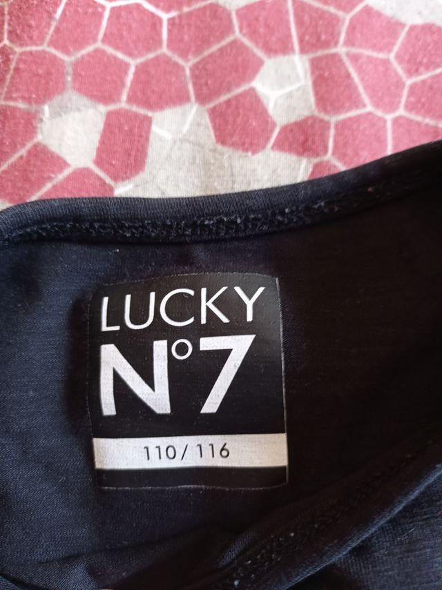 Preciosa camiseta negra Lucky nº7 talla 6