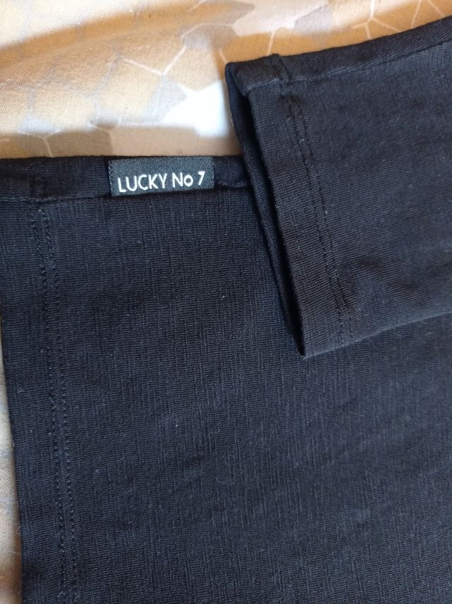 Preciosa camiseta negra Lucky nº7 talla 6