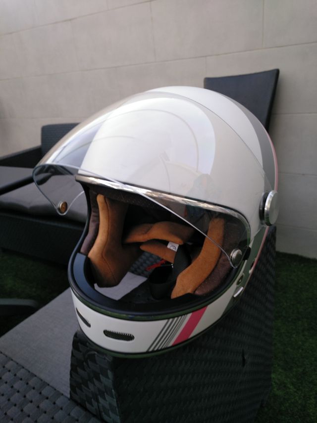 Casco y chaqueta motera