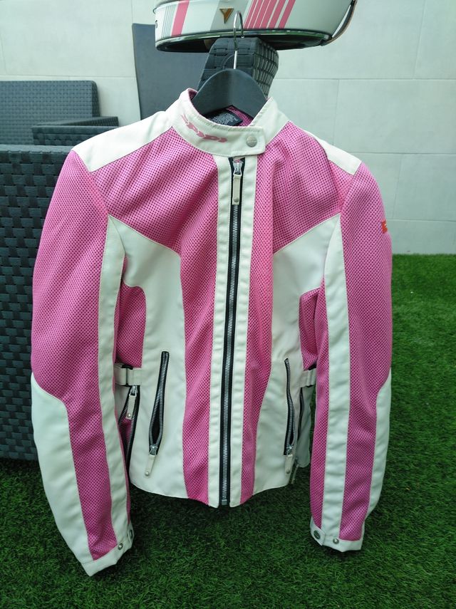 Casco y chaqueta motera