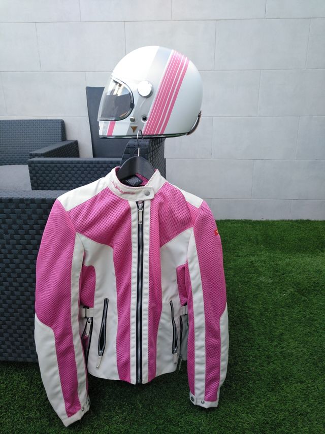 Casco y chaqueta motera