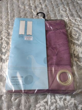 Cortina color berenjena.