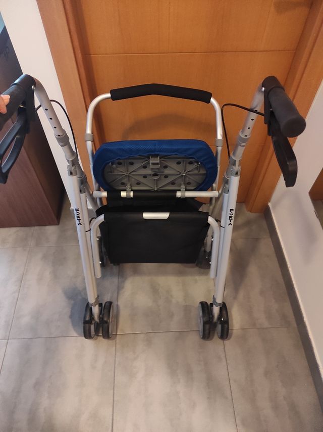 Andador plegable con cesta