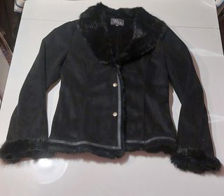 chaquetón negro con pelo sintetico