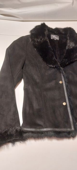 chaquetón negro con pelo sintetico