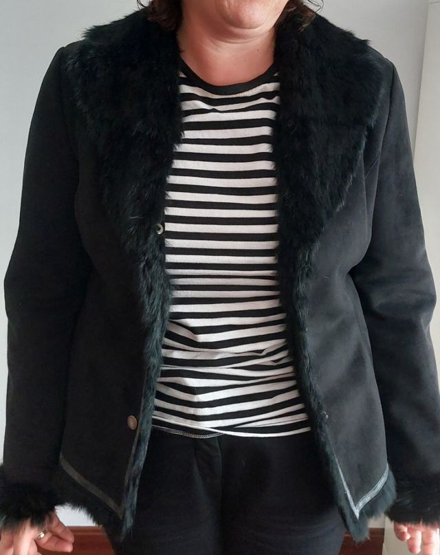 chaquetón negro con pelo sintetico