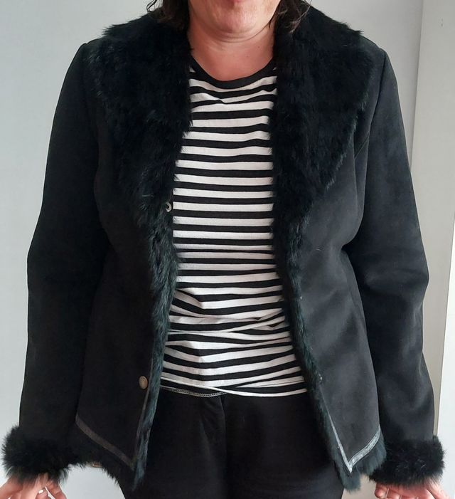 chaquetón negro con pelo sintetico