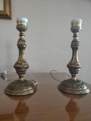 Dos pies de lámparas de mesita de noche