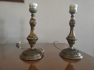 Dos pies de lámparas de mesita de noche