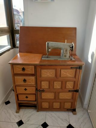 Máquina de coser Singer de colección y mueble