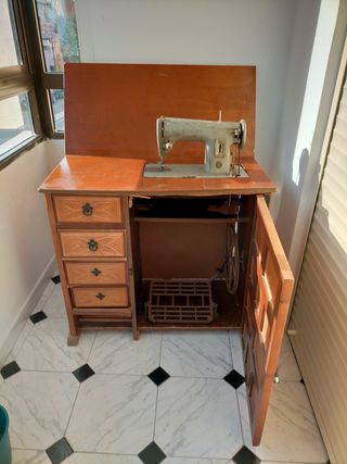 Máquina de coser Singer de colección y mueble