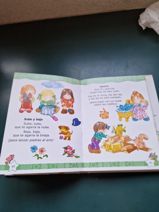 Libro de juegos, canciones y chistes.