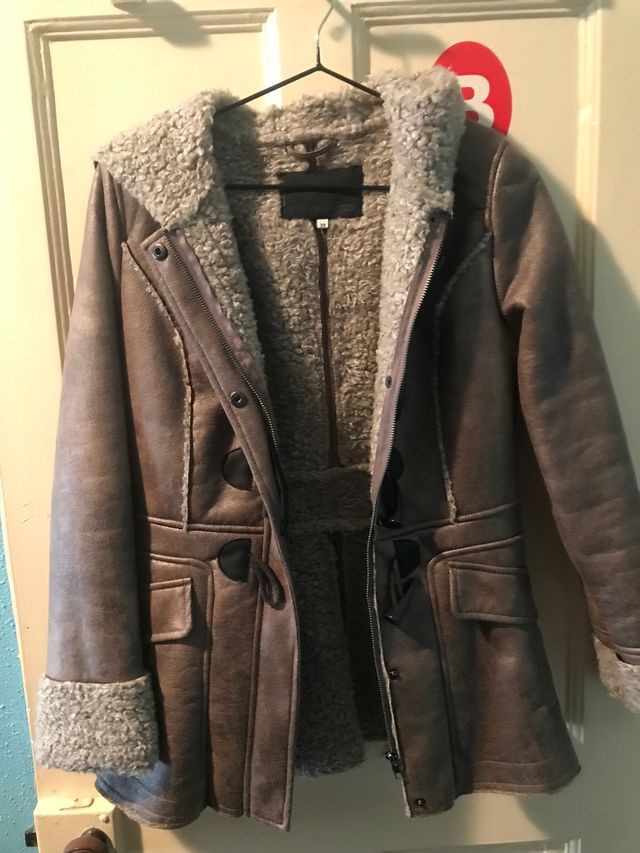 Abrigo marrón con borreguito, da para una 36