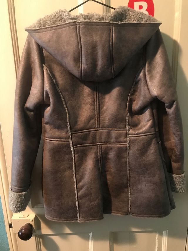 Abrigo marrón con borreguito, da para una 36