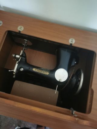 Muble de máquina de coser con la máquina