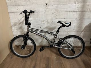 Bicicleta Bmx monty clásica con estribos