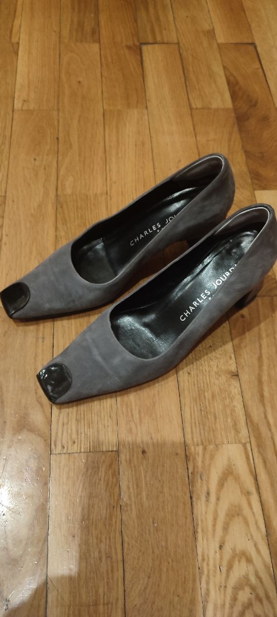 Zapatos de ante gris de Charles Jourdan