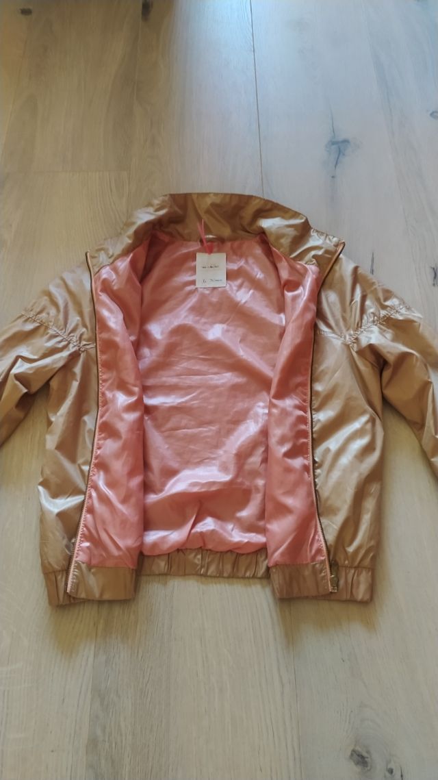 Cazadora dorada  estructura ripstop Bershka.