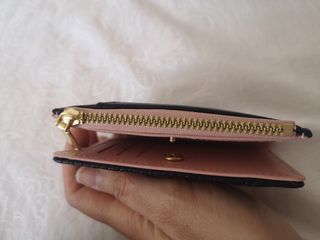 cartera piel sintética negra y rosa