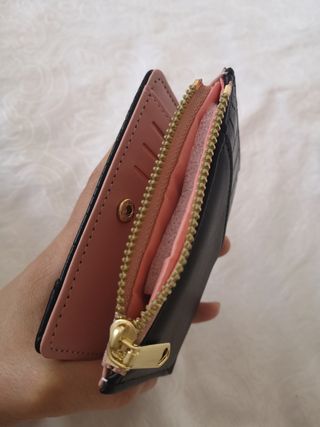 cartera piel sintética negra y rosa