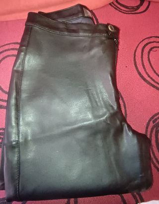 pantalón polipiel negro. telva