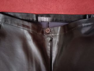 pantalón polipiel negro. telva