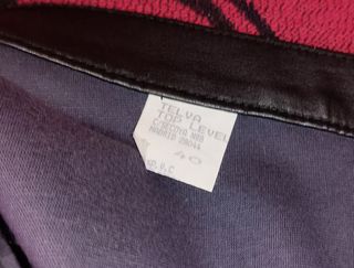 pantalón polipiel negro. telva
