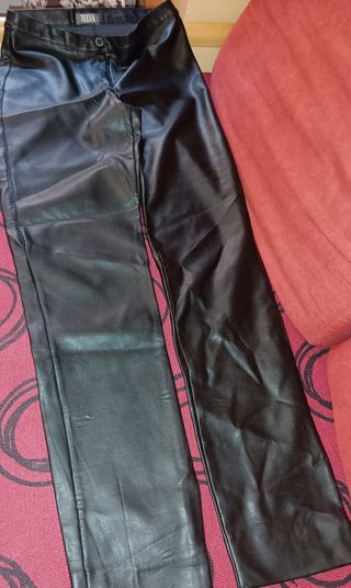 pantalón polipiel negro. telva