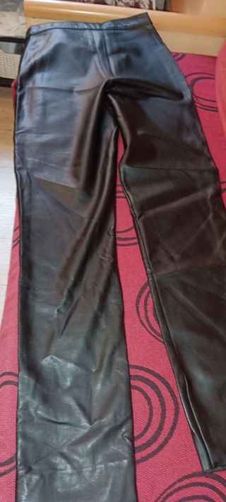 pantalón polipiel negro. telva