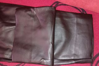 pantalón polipiel negro. telva